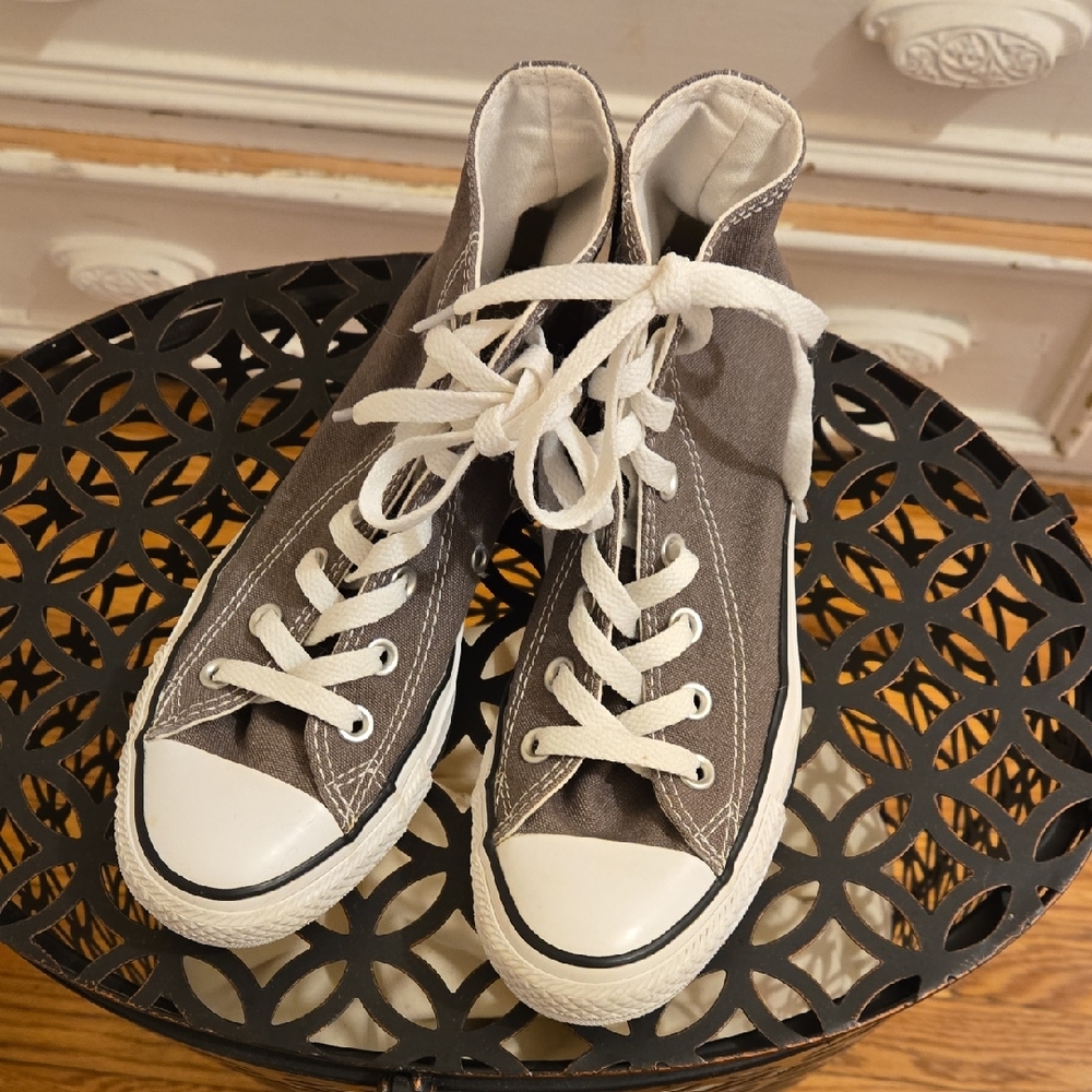 Converse All Stars gray high tops Sz 6 Womens ⭐️